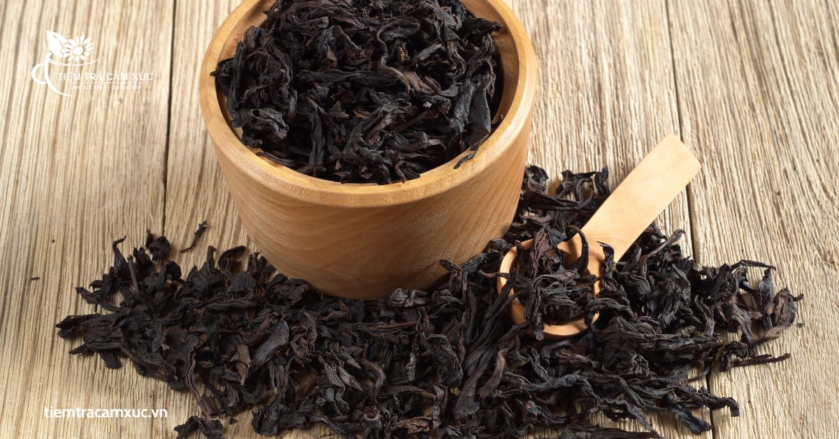 Lá đen được phơi khô