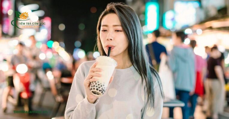 Giới trẻ hiện nay rất thích trà sữa